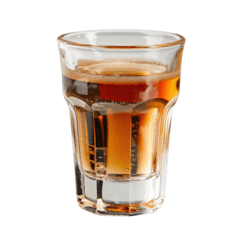 Close-Up View of Brown Beverage in Transparent Glass with Ice and Reflection Detail png