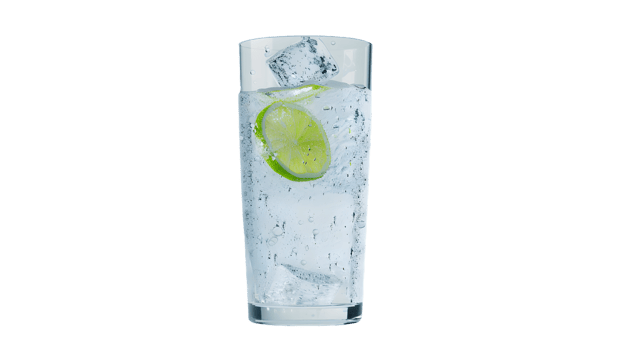 Refreshing Glass of Sparkling Water with Ice and Lime Slic e png