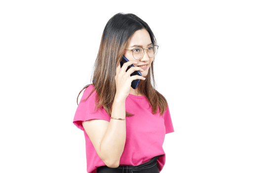 A woman in pink shirt talking on a cell phone png