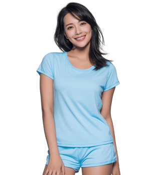 A woman in a blue shirt and shorts png