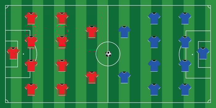 Tactical board with 4-4-2 alignment with ball vector