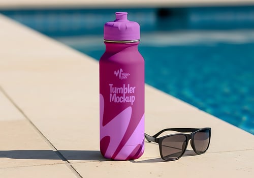 A purple tumbler mockup sits by the pool with sunglasses psd